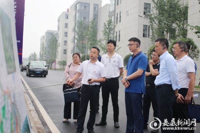 （5月13日，省委编办机构编制三处处长（二级巡视员）郑江红、四级调研员齐悦一行来娄星工业集中区，实地调研园区成立以来的运行情况。这是调研组在娄星工业集中区创新创业基地听取情况介绍。）