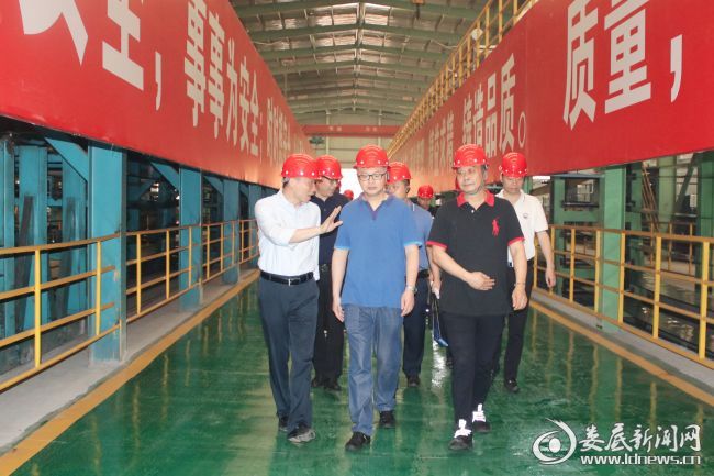 （5月13日，省委编办机构编制三处处长（二级巡视员）郑江红、四级调研员齐悦一行来娄星工业集中区，实地调研园区成立以来的运行情况。这是调研组在湖南利钢金属制品有限公司生产线实地走访调研听取企业负责人汇报。）