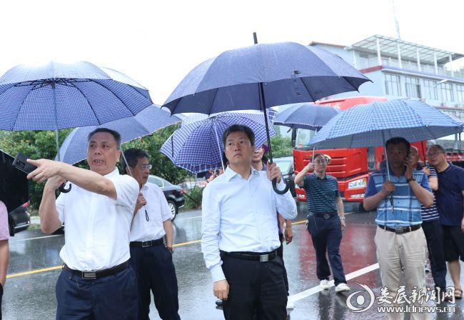 1（曾超群现场察看双峰县梓门桥镇牌头村地质灾害隐患点）