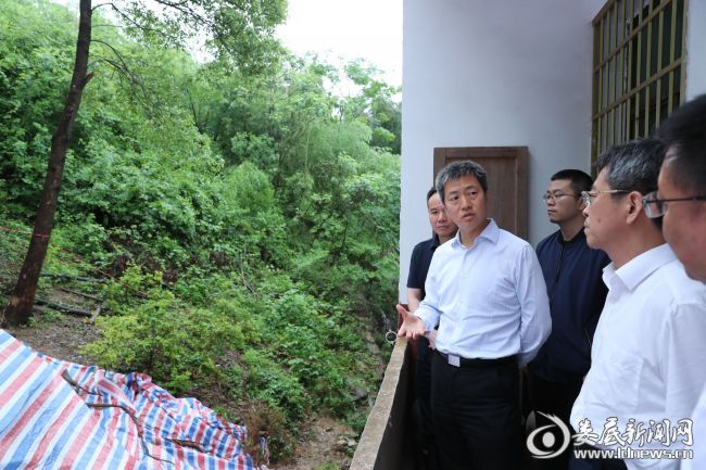 4（曾超群现场察看娄星区蛇形山镇万富村跃进组地质灾害点）