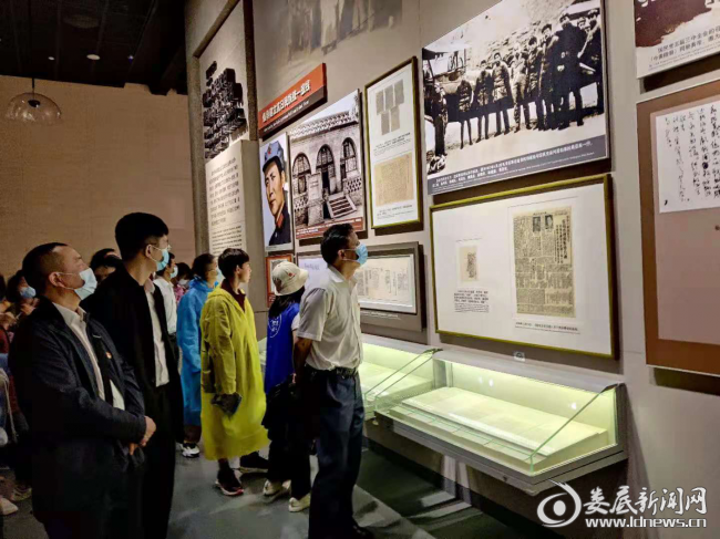 （图为该局党组书记、局长石峰带领党员干部参观毛泽东纪念馆）