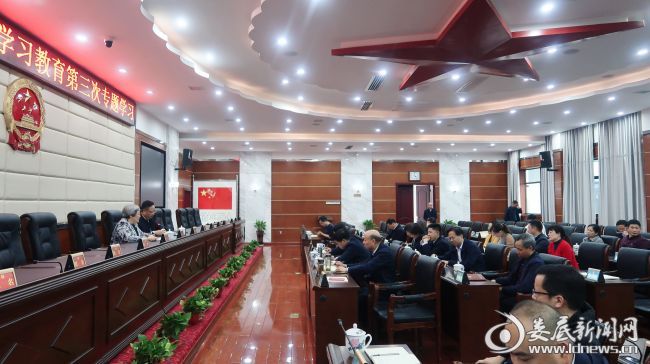 (市人大常委会党组书记、副主任、一级巡视员石艳萍主持,市人大常委会副主任杨金含讲授“学史崇德”专题党课)