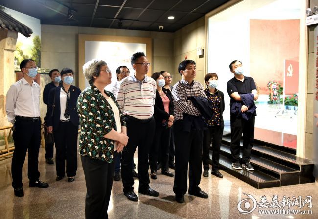 参观任弼时同志纪念馆1