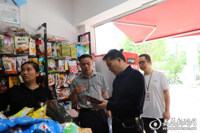 （副局长易清贤督查考点周边食品安全）