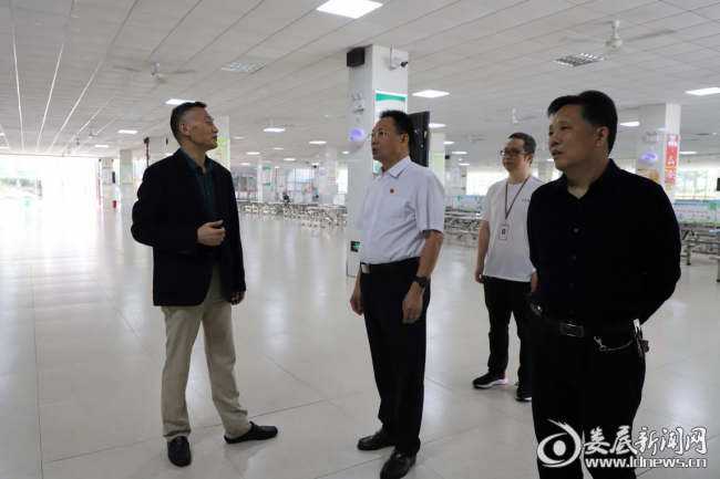（局长邓志洪督查考点学校食堂食品安全）