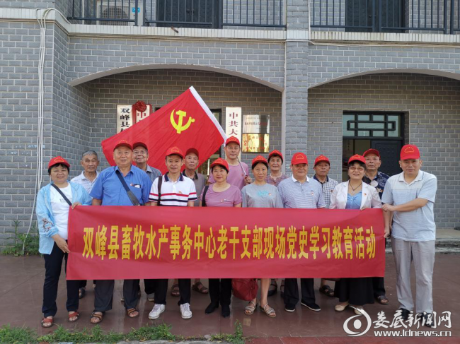 （陈列馆前大家合影留念）