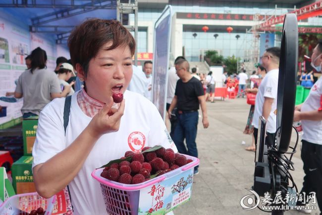 （网红主播“阿莲”在镜头前试吃新化杨梅）