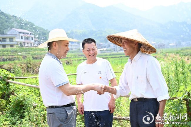 （走访中，邱胜平与村民亲切交流，并询问村民对乡村振兴工作的建议和刊发）