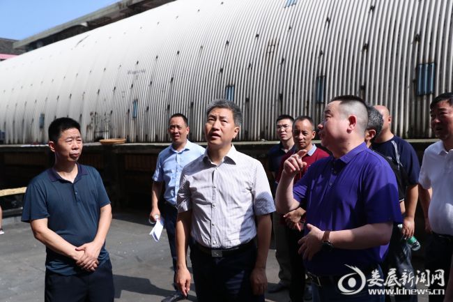 （在娄底大市场检查燃气管道安全）