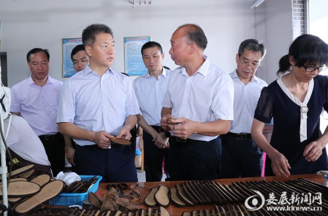 （在古塘乡易地扶贫搬迁集中安置点就业帮扶车间调研）