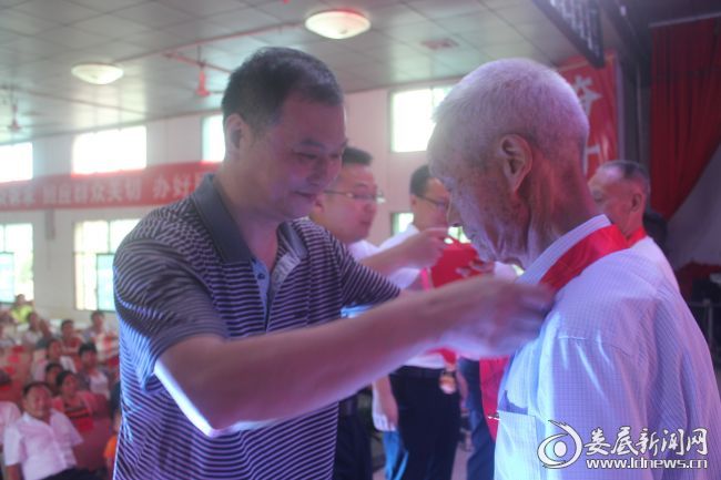 出席的领导嘉宾为该村光荣在党50年的5位老党员颁发荣誉勋章，向为党的事业作出贡献的老党员致以崇高敬意。