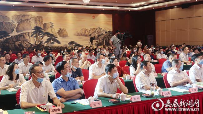 （与会人员兴致勃勃观看比赛）