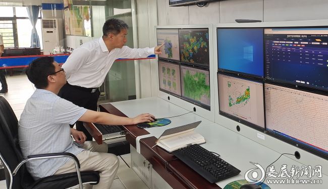 （在娄底市气象局察看多普勒雷达气象云图）