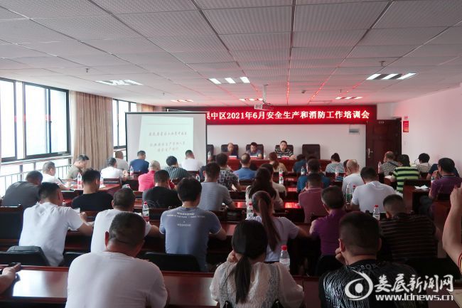 （6月28日，娄星工业集中区邀请安全专家康伦贡为50余名企业负责人及干部职工开展生产安全和消防安全知识培训，并开展安全生产知识测试）
