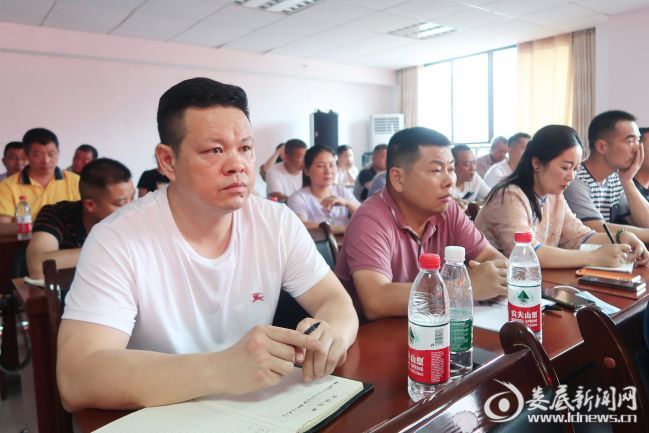 （与会人员认真听讲）