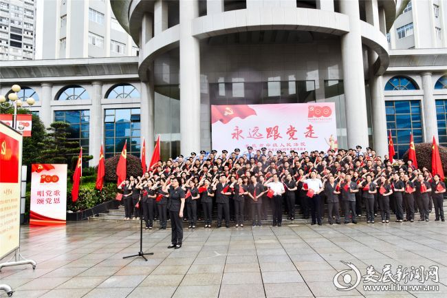 （罗筱玲院长和全院干警一起重温入党誓词，汲取红色力量，坚定理想信念）