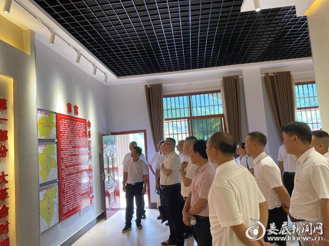 （参观陈列馆）