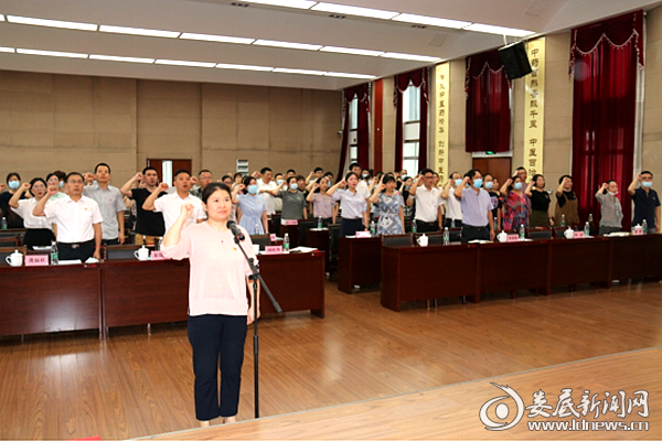周晓智带领全体党员重温入党誓词