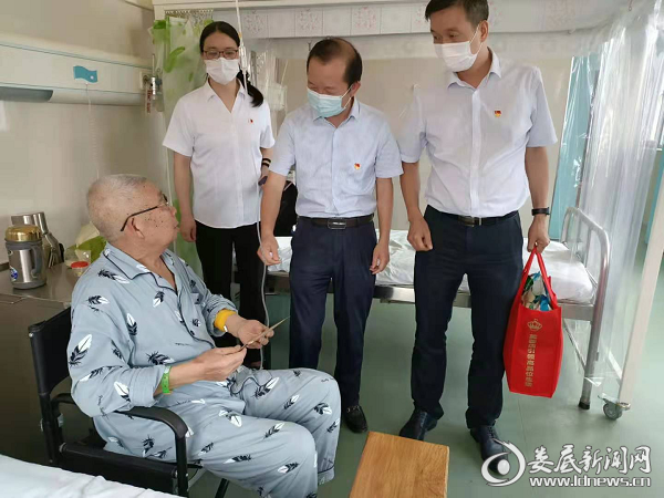 （市国资委党委书记、主任侯迪凡慰问困难党员）