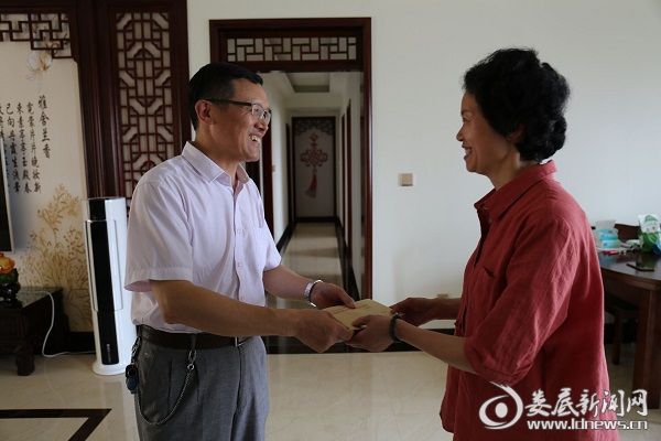 （市国资委党委委员、副主任刘志贤慰问困难党员）