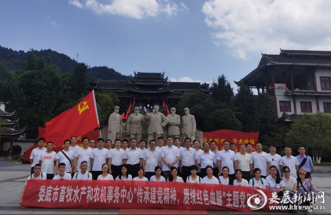 （中心党员在转兵纪念馆前合影）