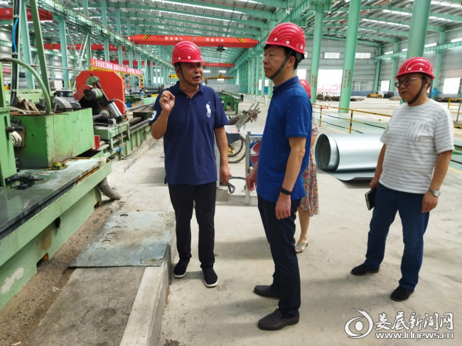 （娄星工业集中区党工委书记、管委会主任付朝晖率队对辖区内企业的开展安全生产和消防工作检查，对重大隐患进行分析研判，确保园区安全生产平稳有序。这是在湖南利钢金属制品有限公司进行检查）