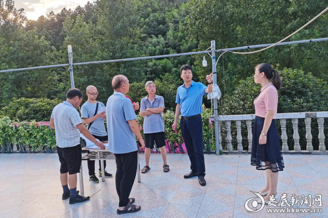 （近日，娄星工业集中区邀请市规划设计院专家罗海辉一行到帮扶村仙女寨村就乡村振兴，美丽屋场建设工作开展实地调研）