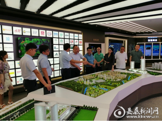 （当日下午，考察组一行到新城控股集团有限公司，与企业相关负责人进行交流座谈）