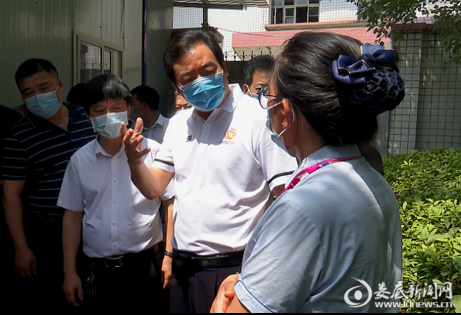 （吴建平在县人民医院了解核酸检测情况）