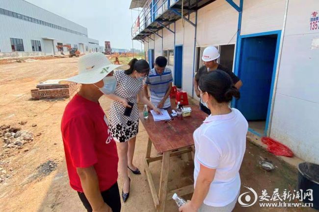 （娄星工业集中区纪工委书记傅文艳带队督查企业防疫落实情况以及员工是否按要求到岗到位）