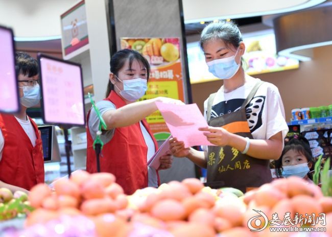 志愿者发放防疫知识宣传资料