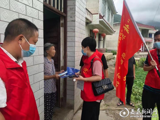 （发放防疫宣传单和免费口罩）