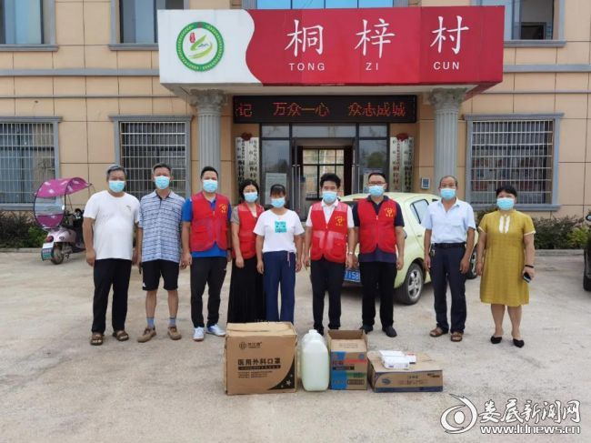 （市财政局党员志愿者为桐梓村、清泉社区居民捐赠抗疫物资，宣传防疫政策）