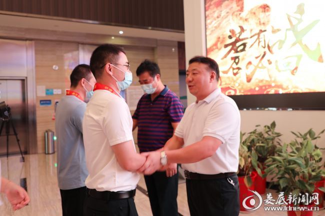 （市委副秘书长刘小辉为退役军人代表佩戴“光荣退役、再立新功”绶带）