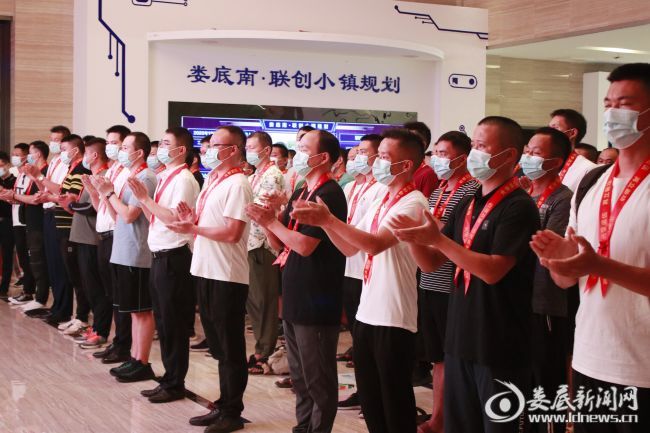 （180名退役军人齐唱《团结就是力量》）