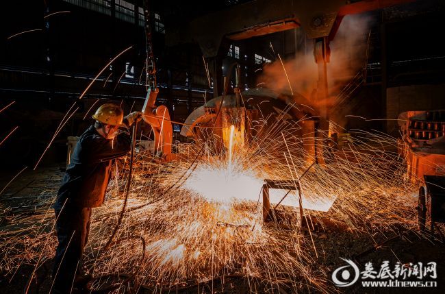 湖南博长控股集团有限公司生产车间内，员工正在劳作
