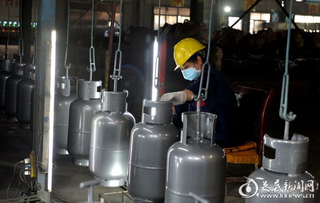 娄星区高溪工业园内，湖南富佳钢瓶制造有限公司的员工正在赶制订单
