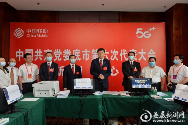 （市第六次代表大会闭幕后，刘非、曾超群等市领导，看望慰问市党代会安保维稳和新闻工作人员。2）