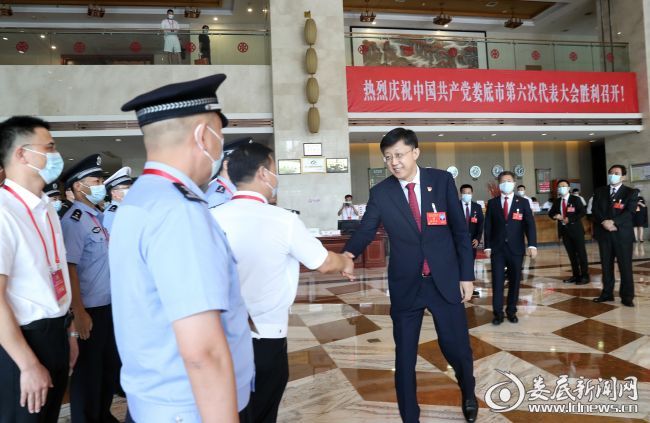 （市第六次代表大会闭幕后，刘非、曾超群等市领导，看望慰问市党代会安保维稳和新闻工作人员）