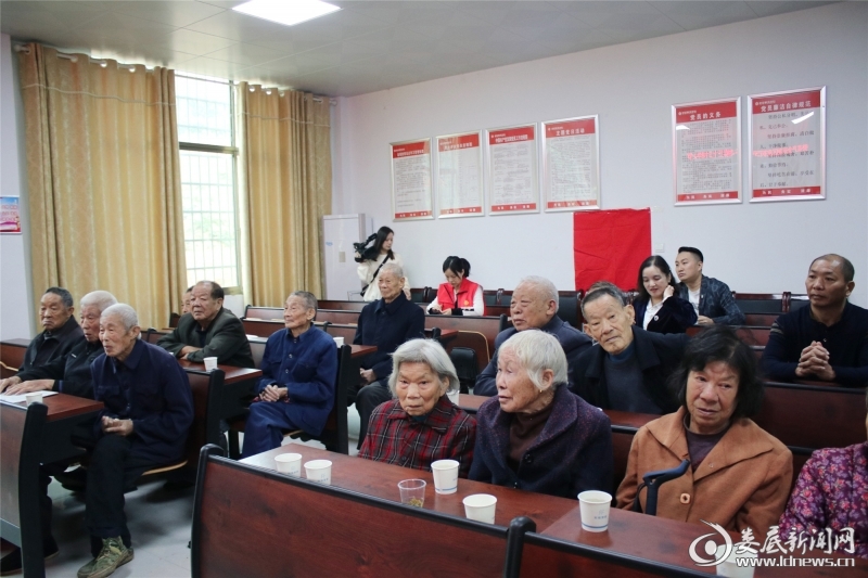 （仙女寨村的老人代表接到村里的慰问通知后早早来到村部等候）