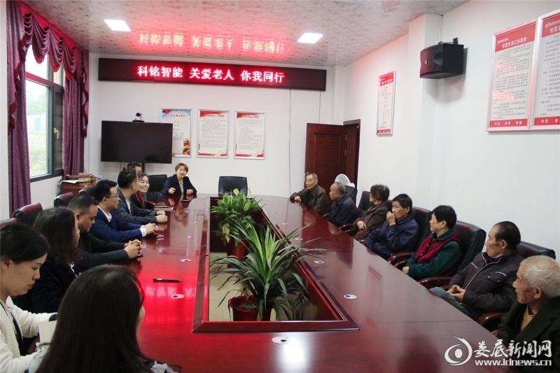 （在秋湖村，村支部书记组织召开了座谈）