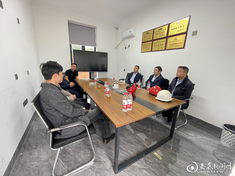 （李彦文在海特科技项目车间察看生产情况，并与一线工人代表座谈）