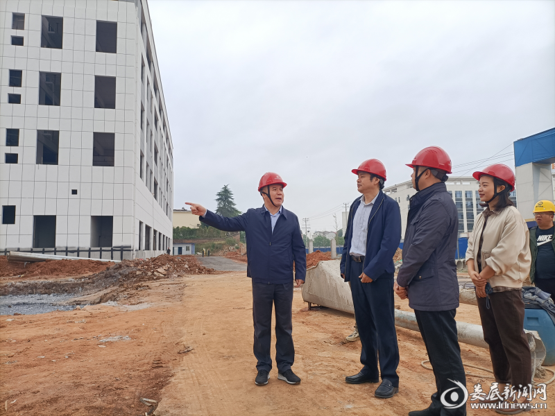 （李彦文在科技创业园项目现场调度施工进度）