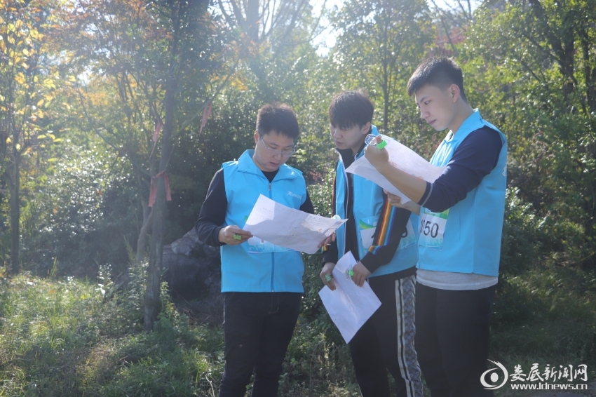 看地图上标注再确认线路顺序，想想按哪个线路找更省时间。