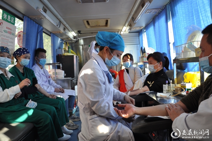 图为东方医院医务人员积极献血