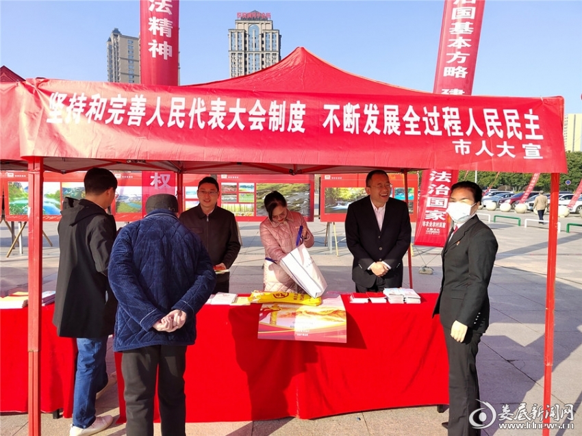 工作人员正在派发相关宣传资料