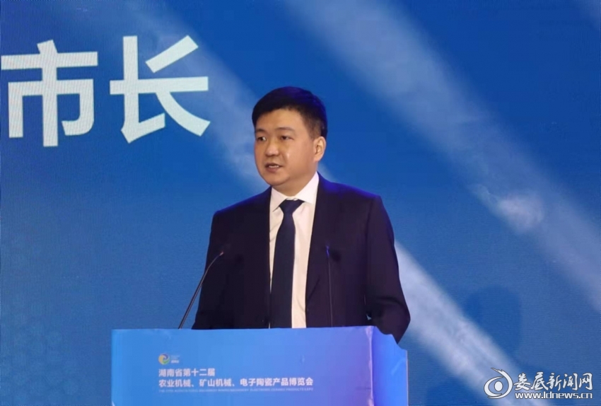 △娄底市委常委、副市长何锋致辞。