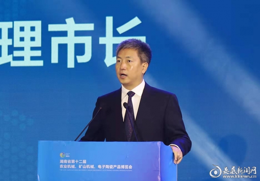 △娄底市委副书记、代理市长曾超群宣布开幕。