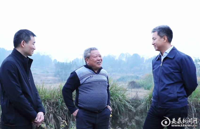 △与群众亲切交流