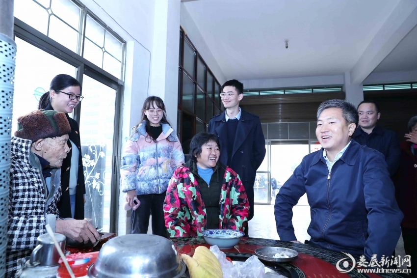 △看望慰问防返贫人口监测对象